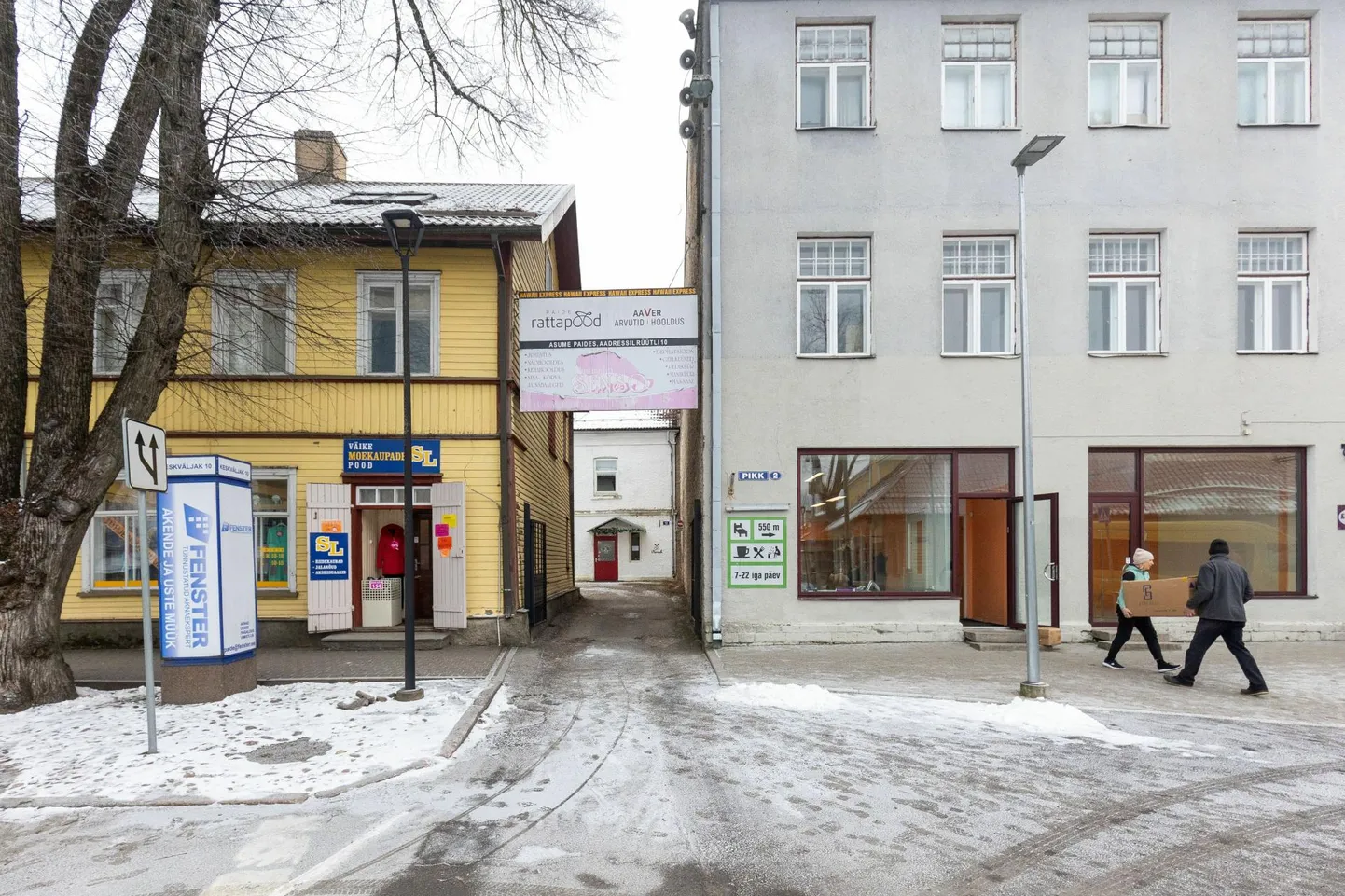 Kaks naaberpoodi, SL Kaubad (vasakul) ja Extra Sinule (paremal), lõpetavad Paide keskväljaku ääres tegevuse. Mõlemad pidasid samas kohas vastu üle kümne aasta.