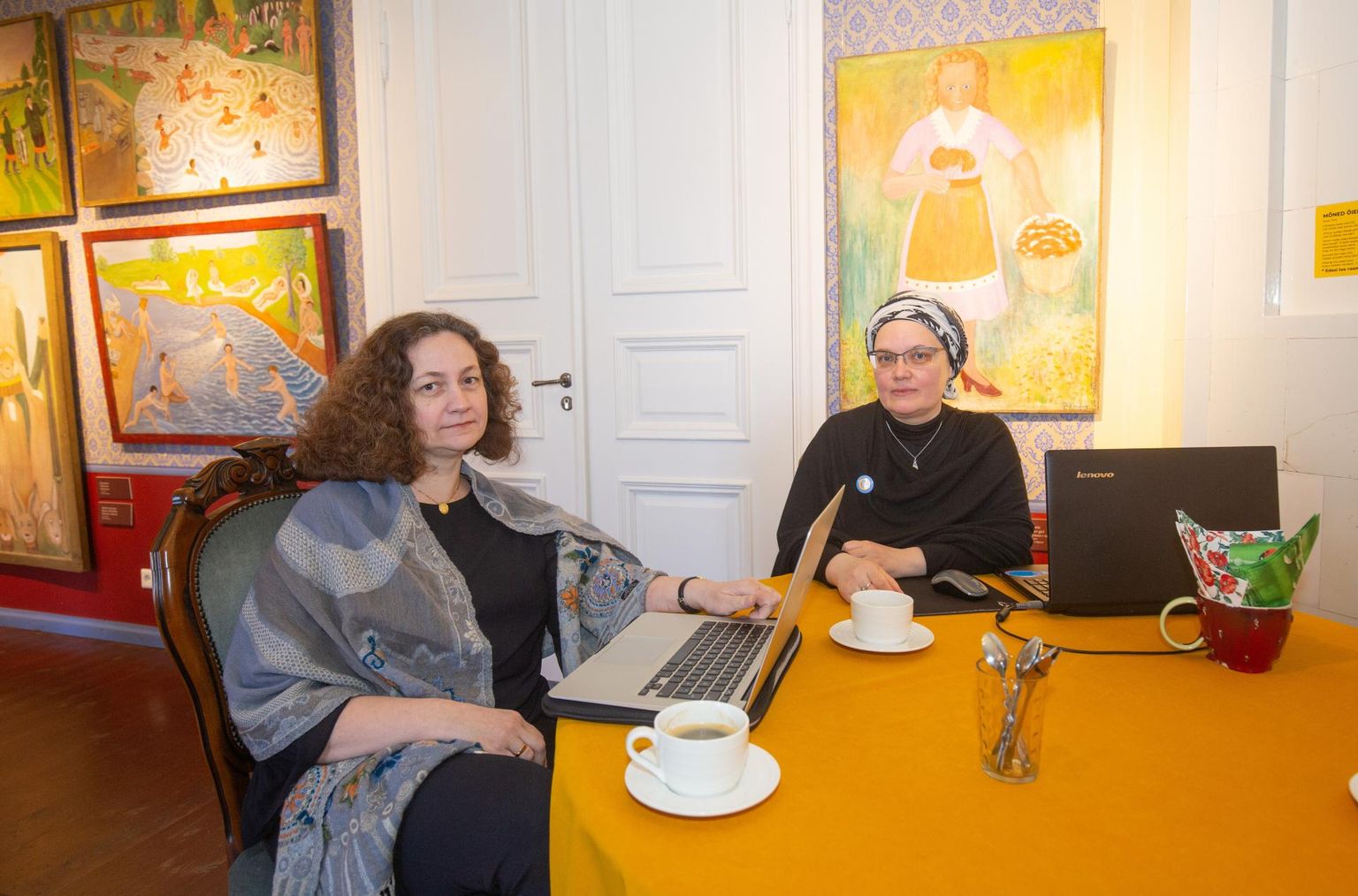 Kondase keskuse autsaiderkunsti näituse plaane veavad keskuse juhataja Mari Vallikivi (paremal) ja Eva Laantee Reintamm.