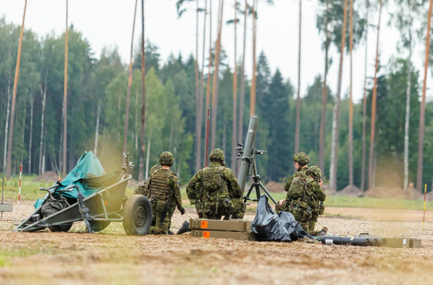 Reservväelased Nursipalu harjutusväljakul miinipildujatest laskmist harjutamas