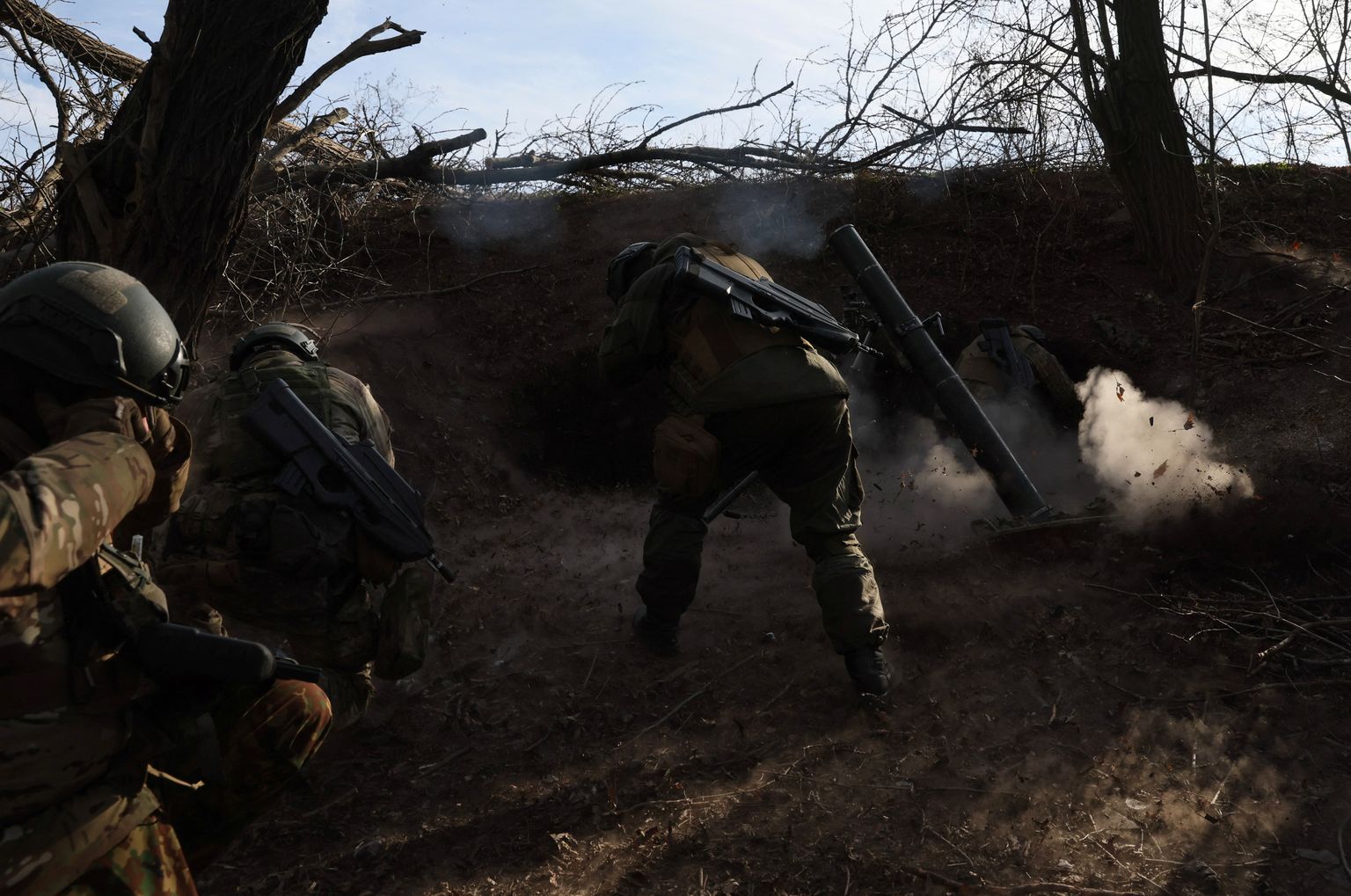 Украинские защитники на фронте в восточной части страны.