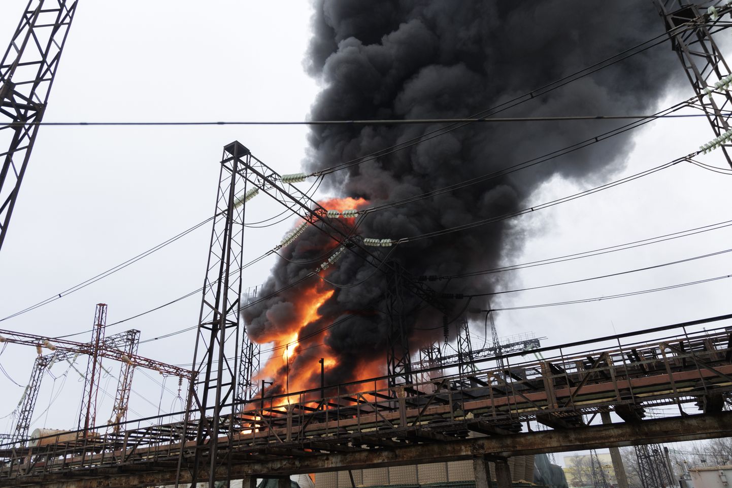 Vene rünnakust põhjustatud tulekahju ühes Harkivi energiarajatises. Foto on illustratiivne.