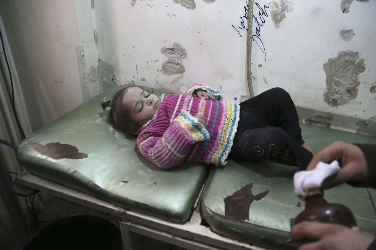 Rusude alt välja toodud väike tüdruk Aleppos asuvas välihaiglas.