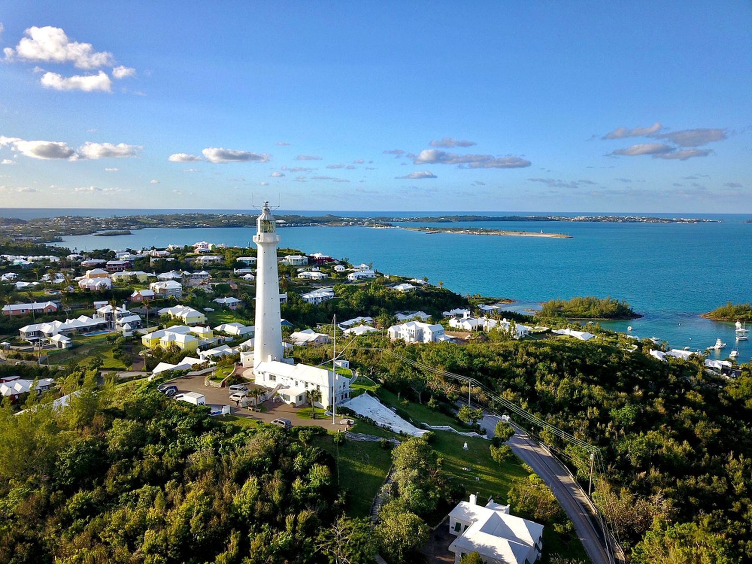 Вид на Бермудские острова и маяк Гиббс-Хилл с дрона.
