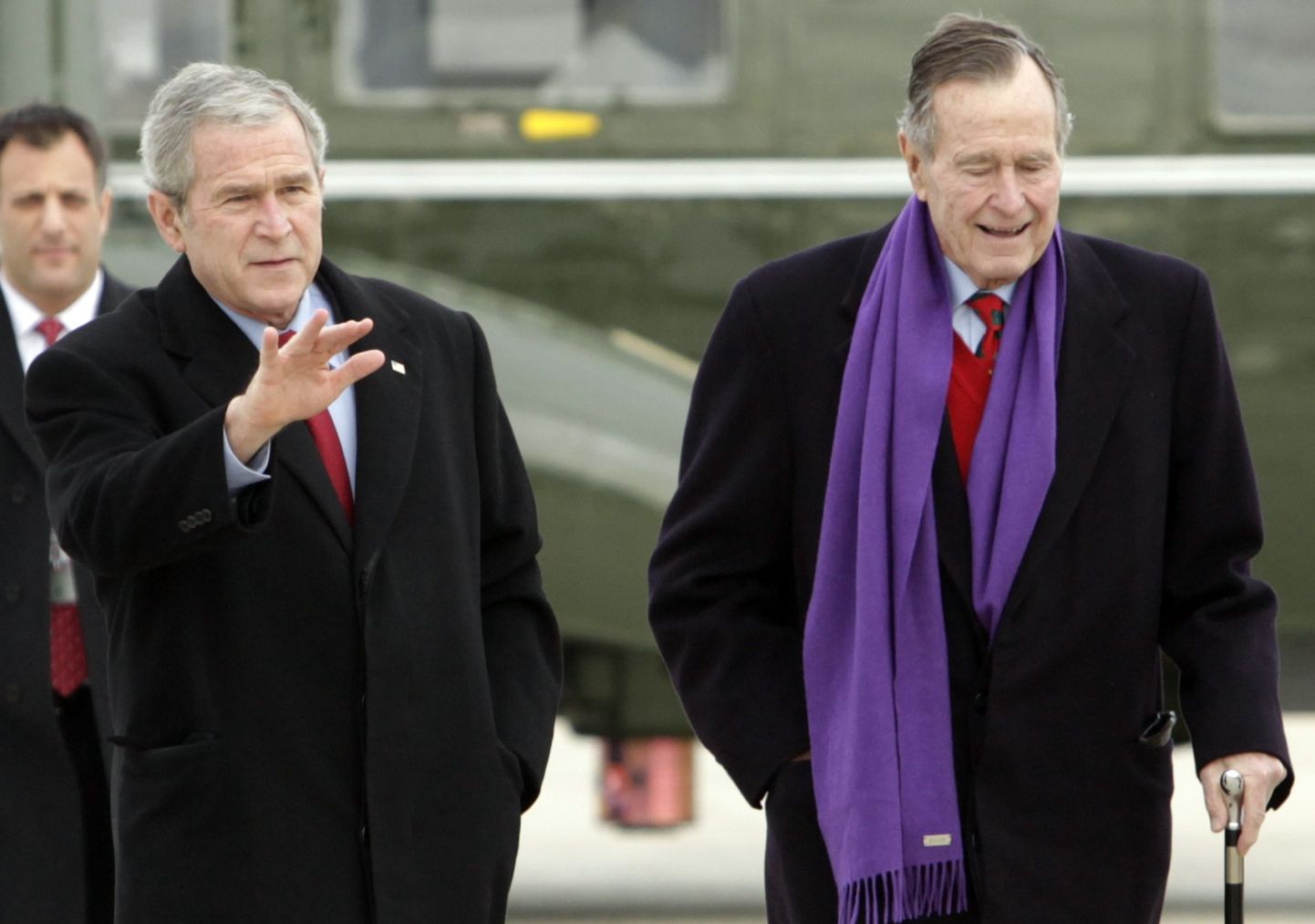 USA praegune president George W. Bush kõndimas oma isa, endise presidendi George H.W. Bushi kõrval.