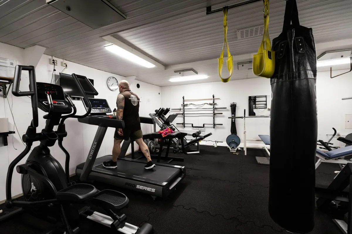 Jäämurdja Sisu jõusaalis teeb trenni laeva kokk Sami Kettunen. Jõusaal asub laeva trümmis, mootoriruumi lähistel. Sisul on kaks sauna ja väike ujumisbassein.