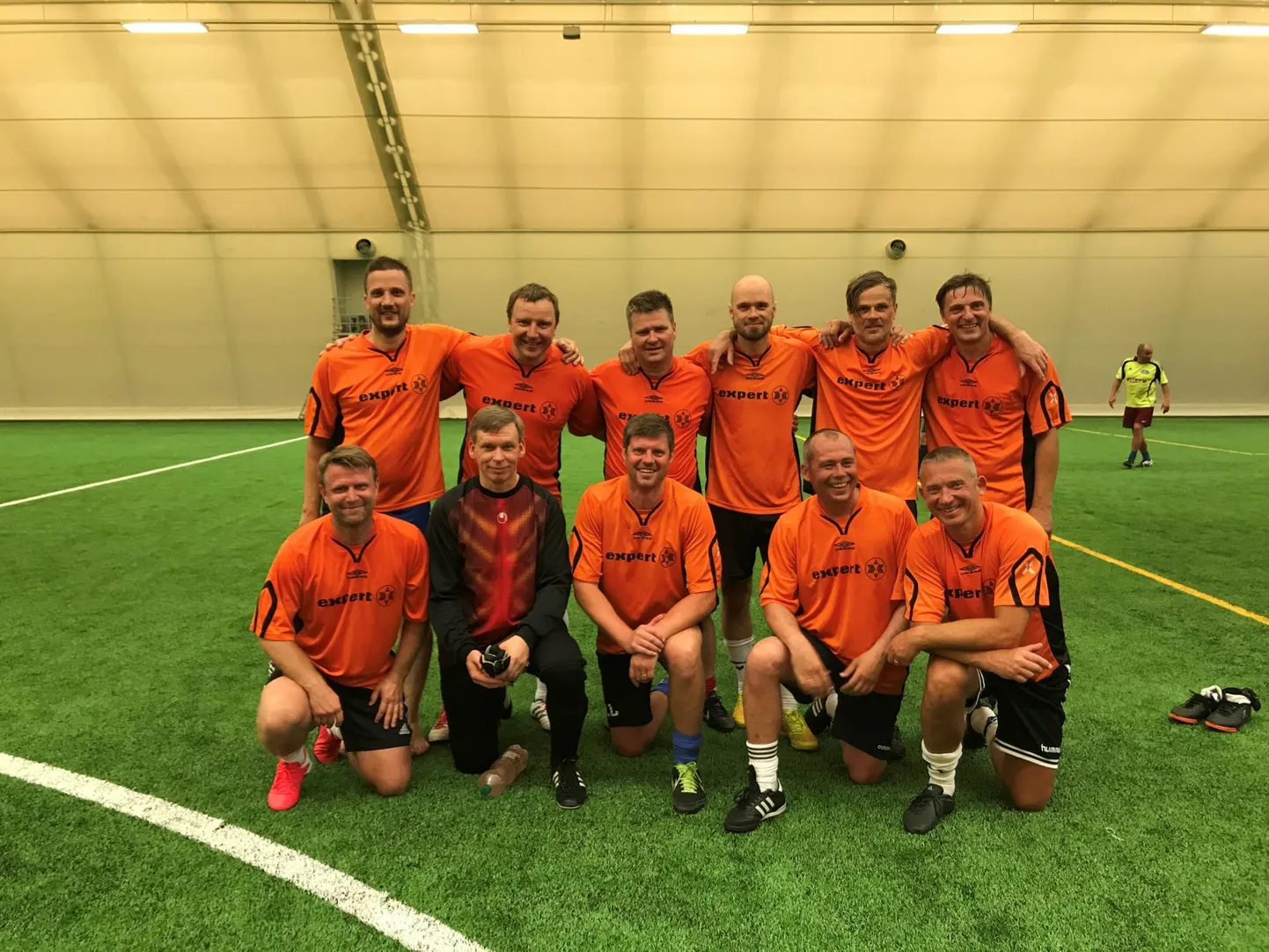 Pärnu KEKi ja Kalakombinaat/MEKi meeskonnale tõid seenioride karikavõistluste avaetapil võidu Janek Meet, Antti Luigemaa, Marko Lelov, Sergei Terehhov, Artur Pinka, Peep Allas, Rein Riisalu, Meelis Eelmäe, Oleg Mjasojedov, Kalev Mitt ja Vadim Dolinin.