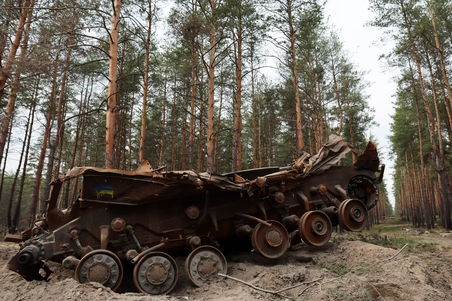 Iznīcināts krievu tanks Ukrainā pie Kreminas.