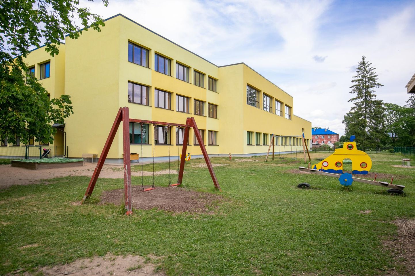 Tapa vene põhikoolis, mis tõenäoliselt hakkab sügisest kandma keelekümbluskooli nime, asuvad õppima ka eesti lapsed.