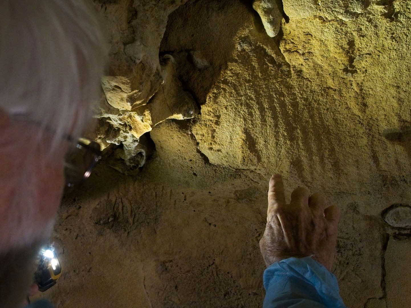 Prantsuse arheoloog Jean-Claude Marquet viitab La Roche-Cotardi koopas olevatele sõrmejälgedele.