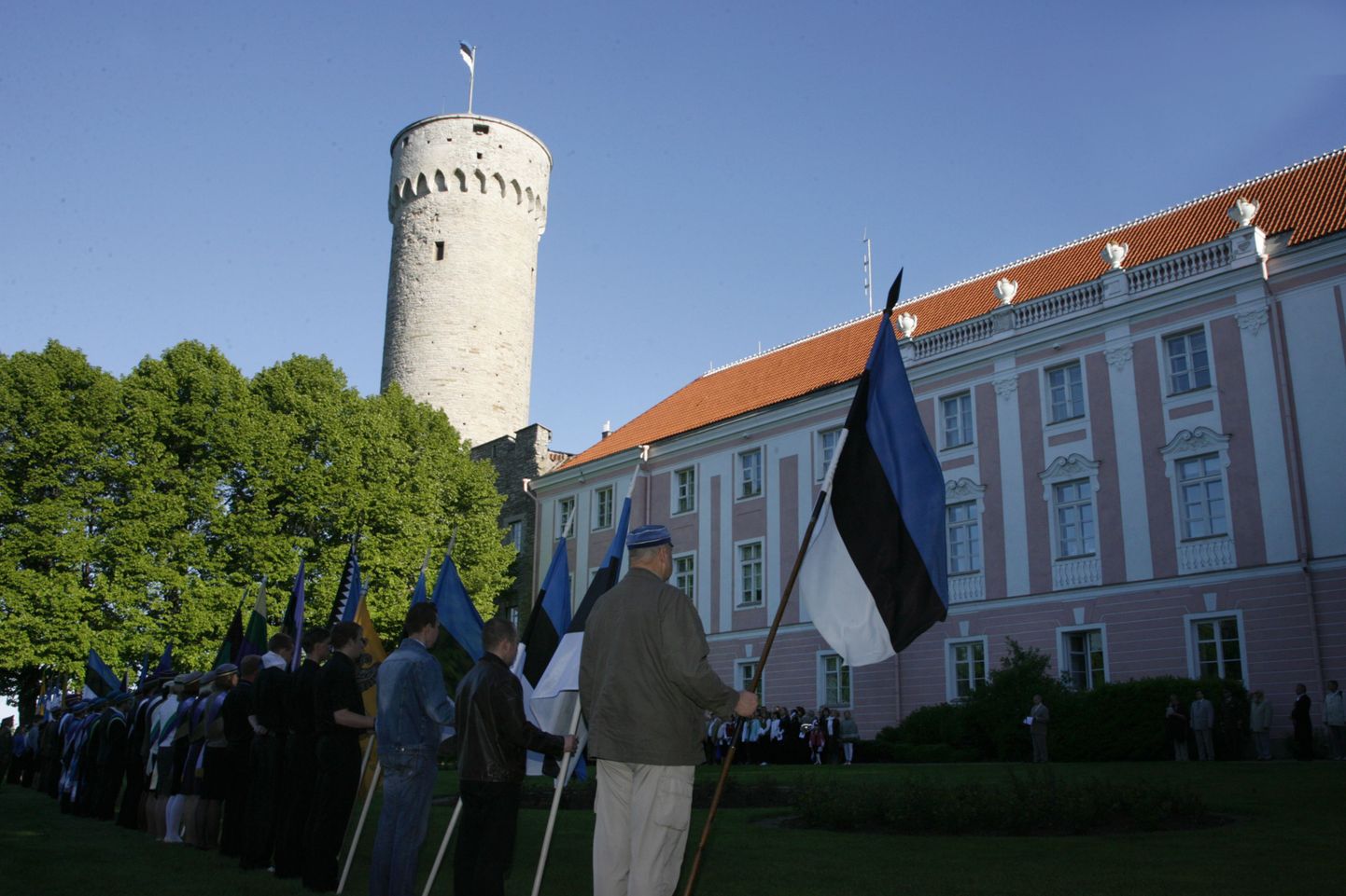 Riigilipu pidulik heiskamine Pika Hermanni torni 2010. aasta 4. juunil – Eesti lipu päeval.