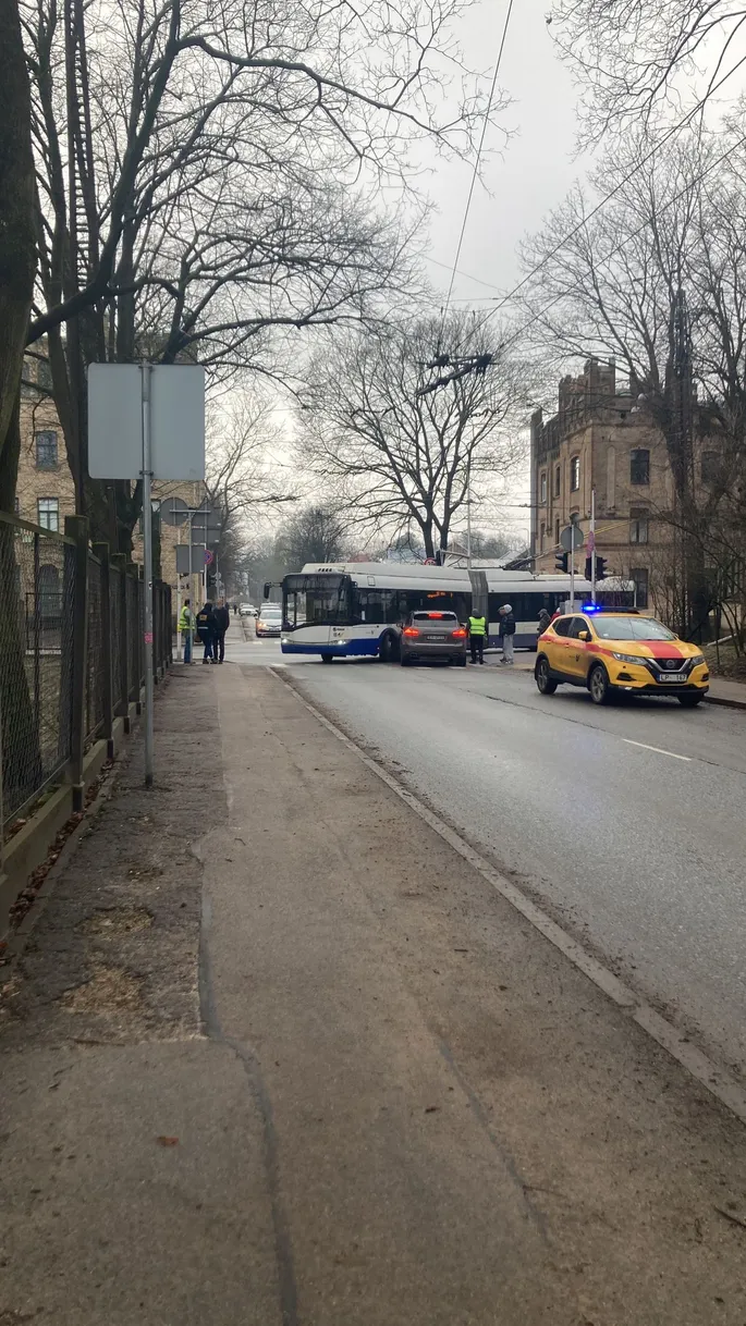 ВИДЕО ⟩ В Агенскалнсе Porsche врезался в троллейбус и временно остановил  движение