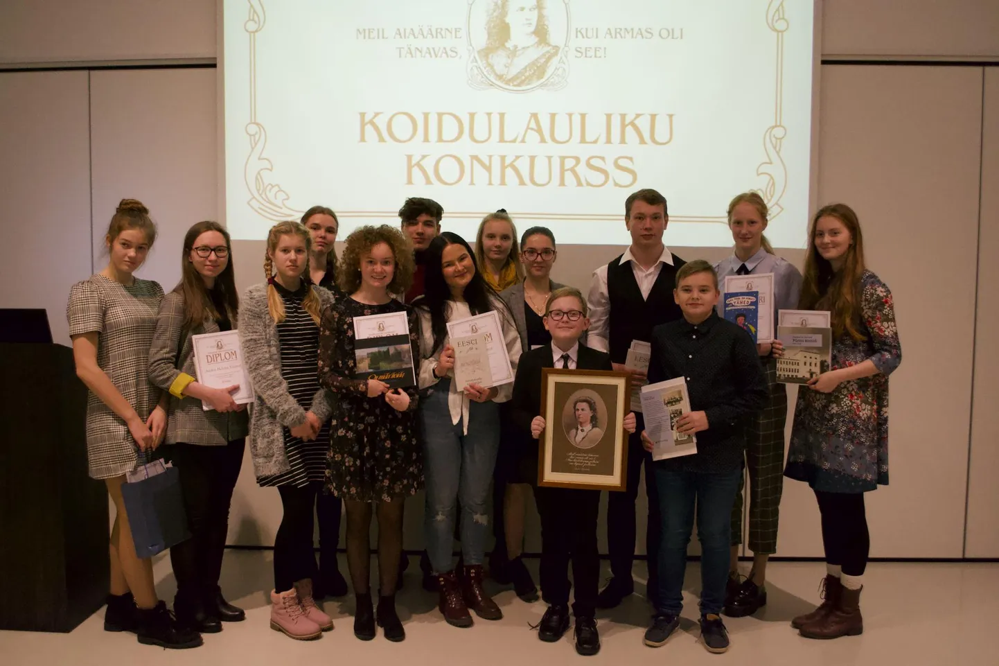 Selgusid luulevõistluse "Koidulauliku valgel" parimad etlejad.