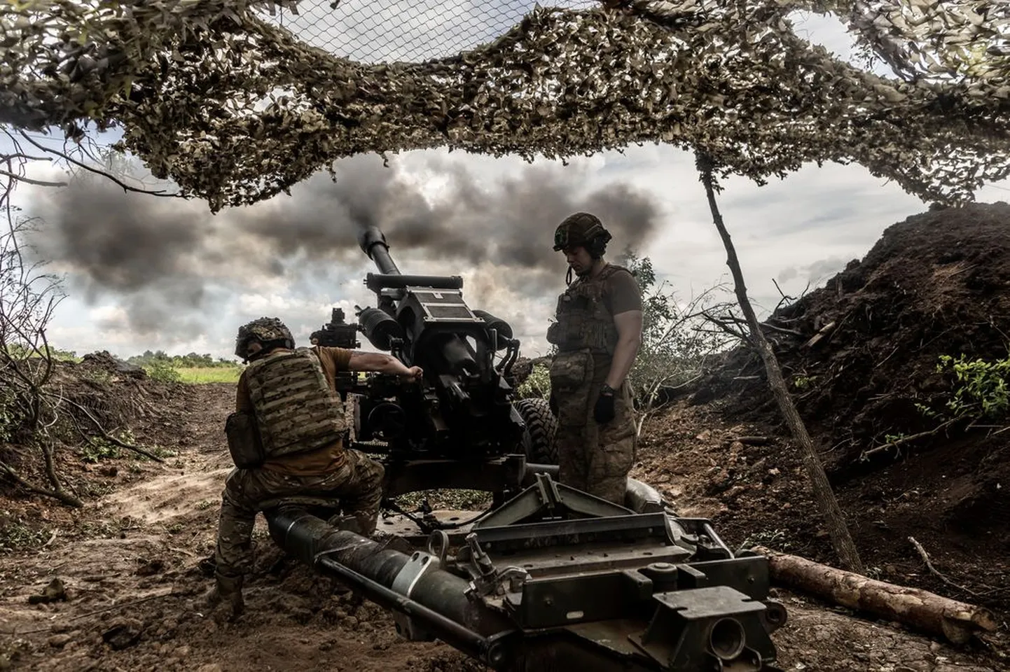 Ukraina sõdurid tulistavad 105mm mürske haubitsast M119.