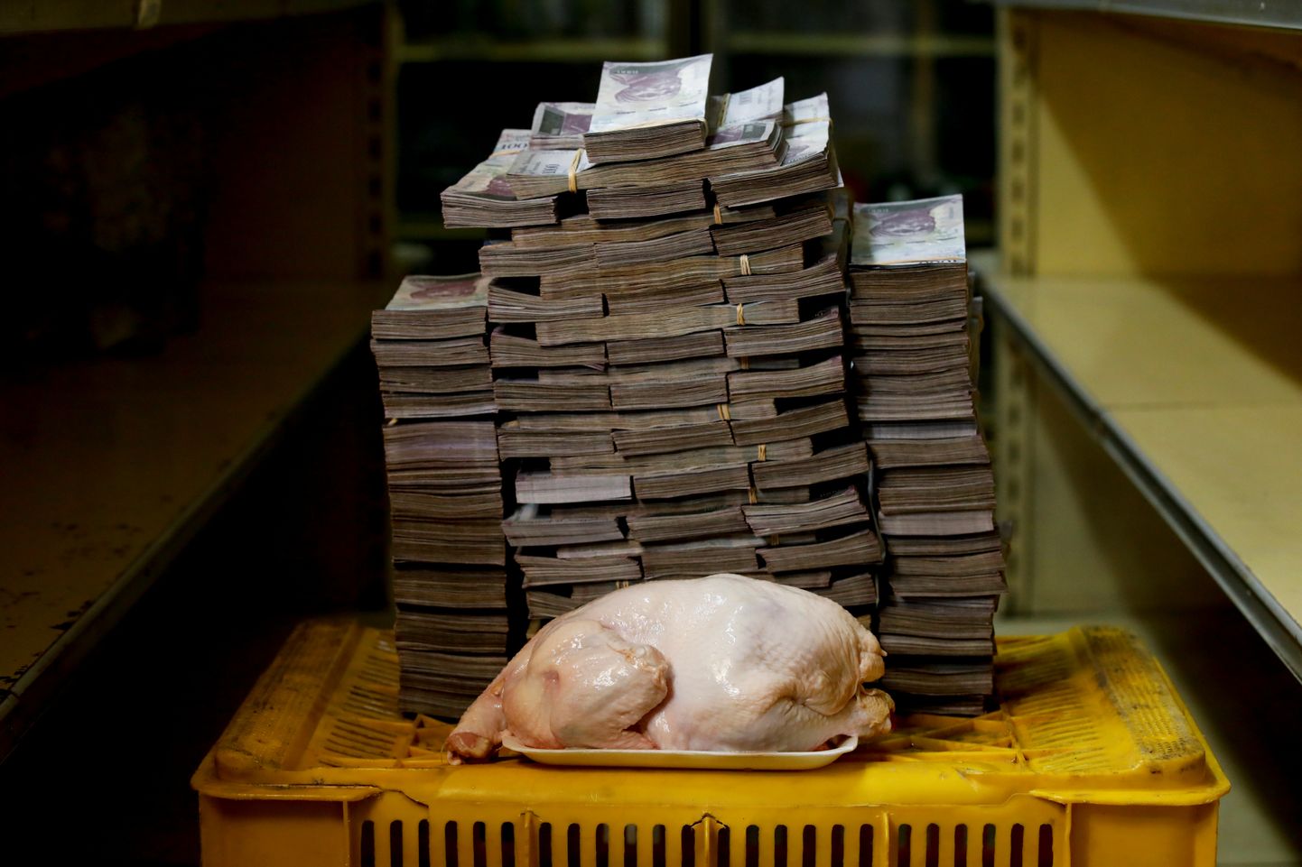 2,4 kilone kana Caracase miniturul 14 600 000 bolivari kõrval, mis on tema hind. Ümberarvestatult on see 2,22 USA dollarit.