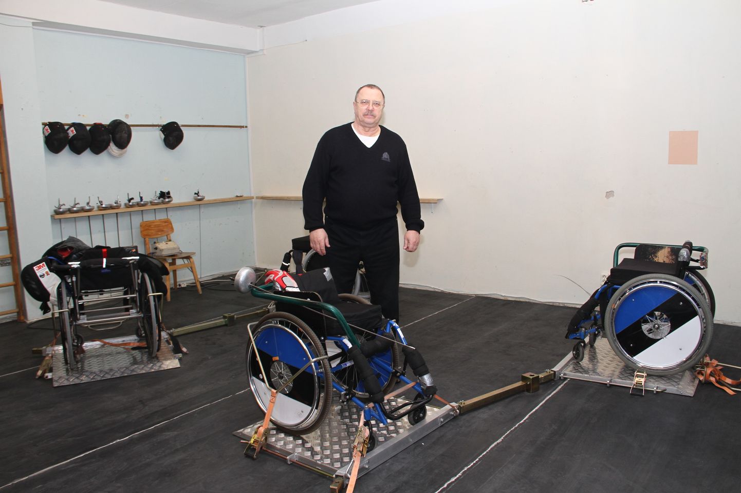 Александр Ларюшин показывает зал, в котором по вечерам тренируются фехтовальщики в инвалидных колясках.