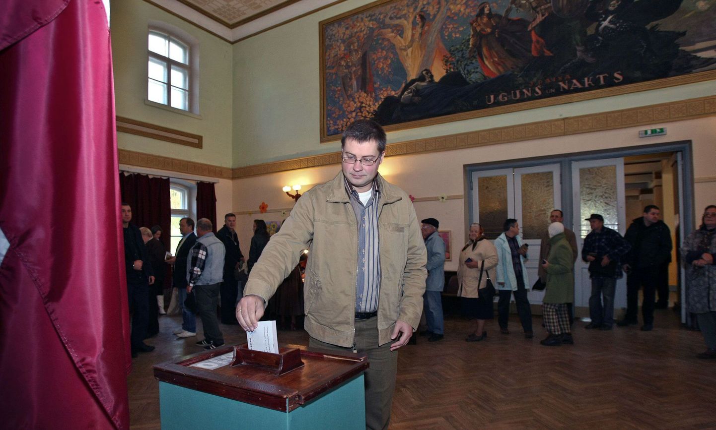 Läti peaminister Valdis Dombrovskis laupäeval, 2. oktoobril valimiskasti juures.