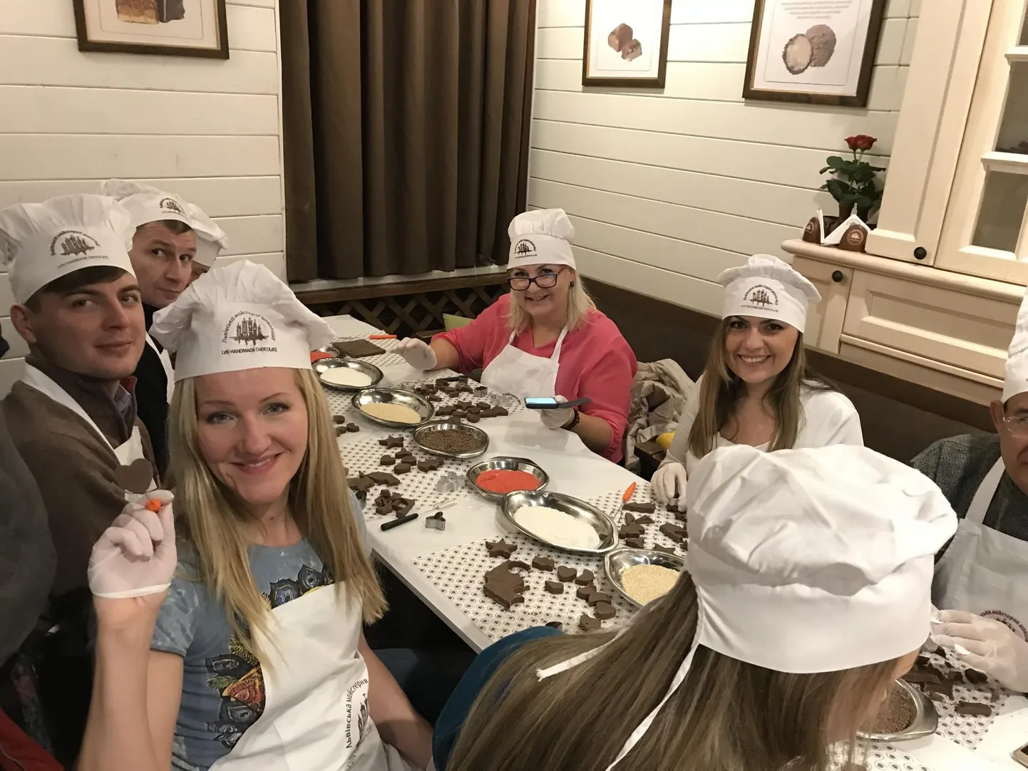 Maias seltskond käsitööšokolaadi meistrikojas Lvivis, Ukrainas. Vasakult päripäeva: Mihailo, Roman, Agnieszka, Alexandra ja loo autor.