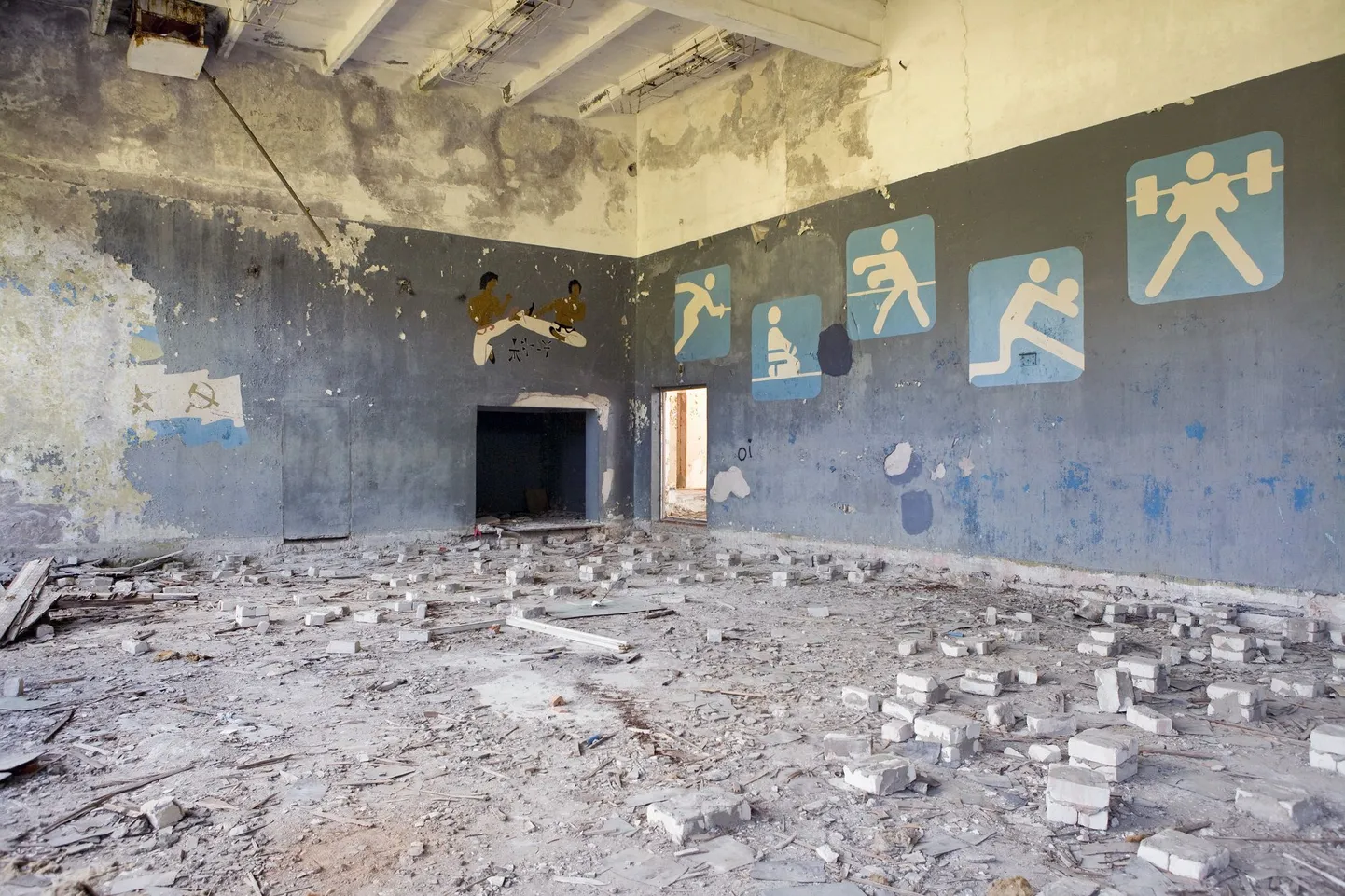 Läti kummituslinnas  asuva kooli võimla.