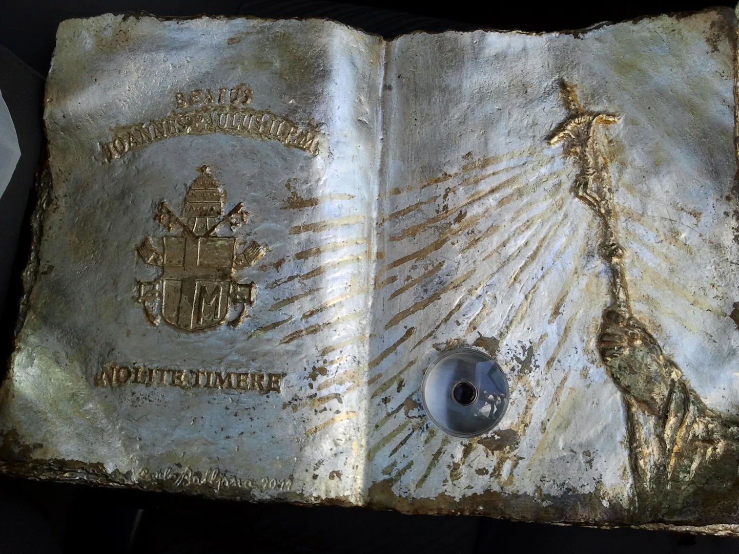 Hoidja, milles oli paavst Johannes Paulus II verega pudel