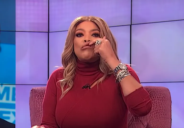 Kuvatõmmis videost: Wendy Williams räägib Joaquin Phoenixi ülahuule kohal olevast armist.
