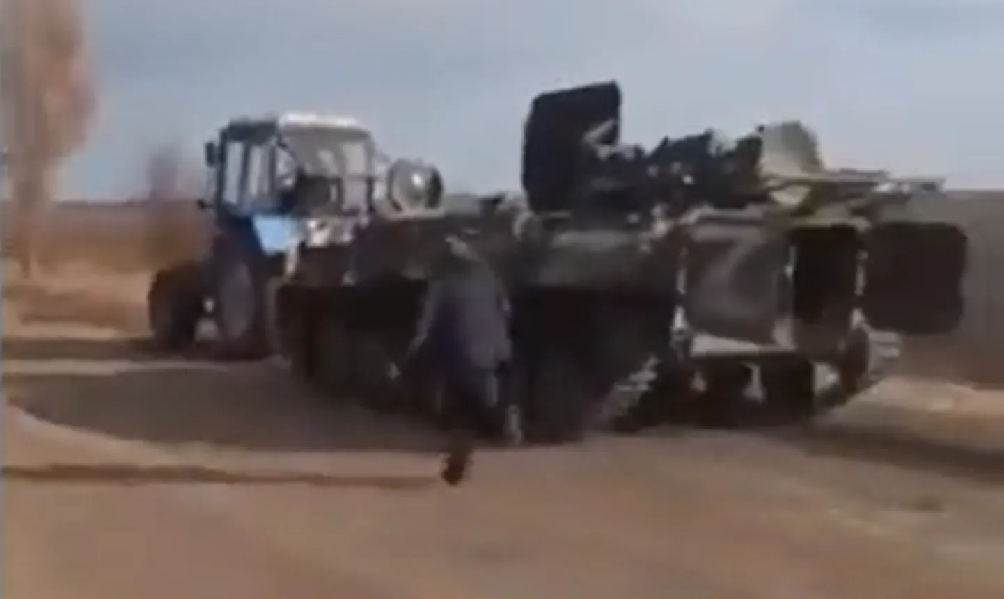 Ukrainas traktorists aizvelk Krievijas armijas militāro tehniku.