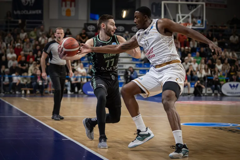 Kalif Young (paremal) mängis mullu samas eurosarjas Wloclaweki Anwili eest Kristian Kullamäe ja Bilbao vastu! Nüüd kaitseb ta Oradea värve.
