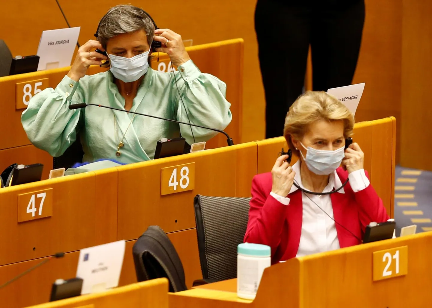 Снимать маски для лица в пленарном зале Европарламента сейчас можно только на время произнесения речи. Это требование выполняют и президент Еврокомиссии Урсула фон дер Ляйен, и находящаяся за ее спиной вице-президент Маргрет Вестагер.