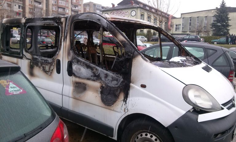 Põlenud sõiduk Kosovos. Foto: