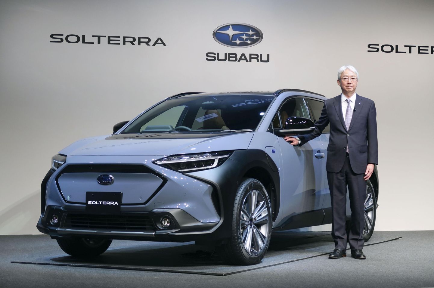 Subaru president ja tegevjuht Tomomi Nakamura seismas Tokyos toimunud esitlusüritusel uue Solterra kõrval.
