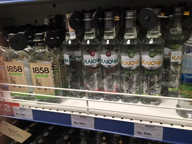 Viinapudelid Minski kaupluses.