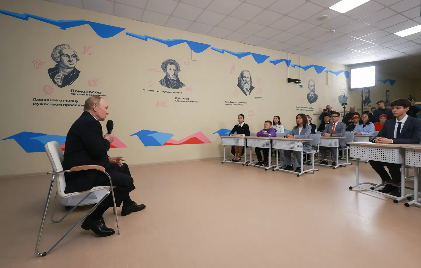Vene president Vladimir Putin külastas 2. septembril 2024 Tõva vabariigi pealinnas Kõzõlis kooli nr 20 ja vestles õpilastega. Ta liikus Tõvast edasi Mongooliasse.
