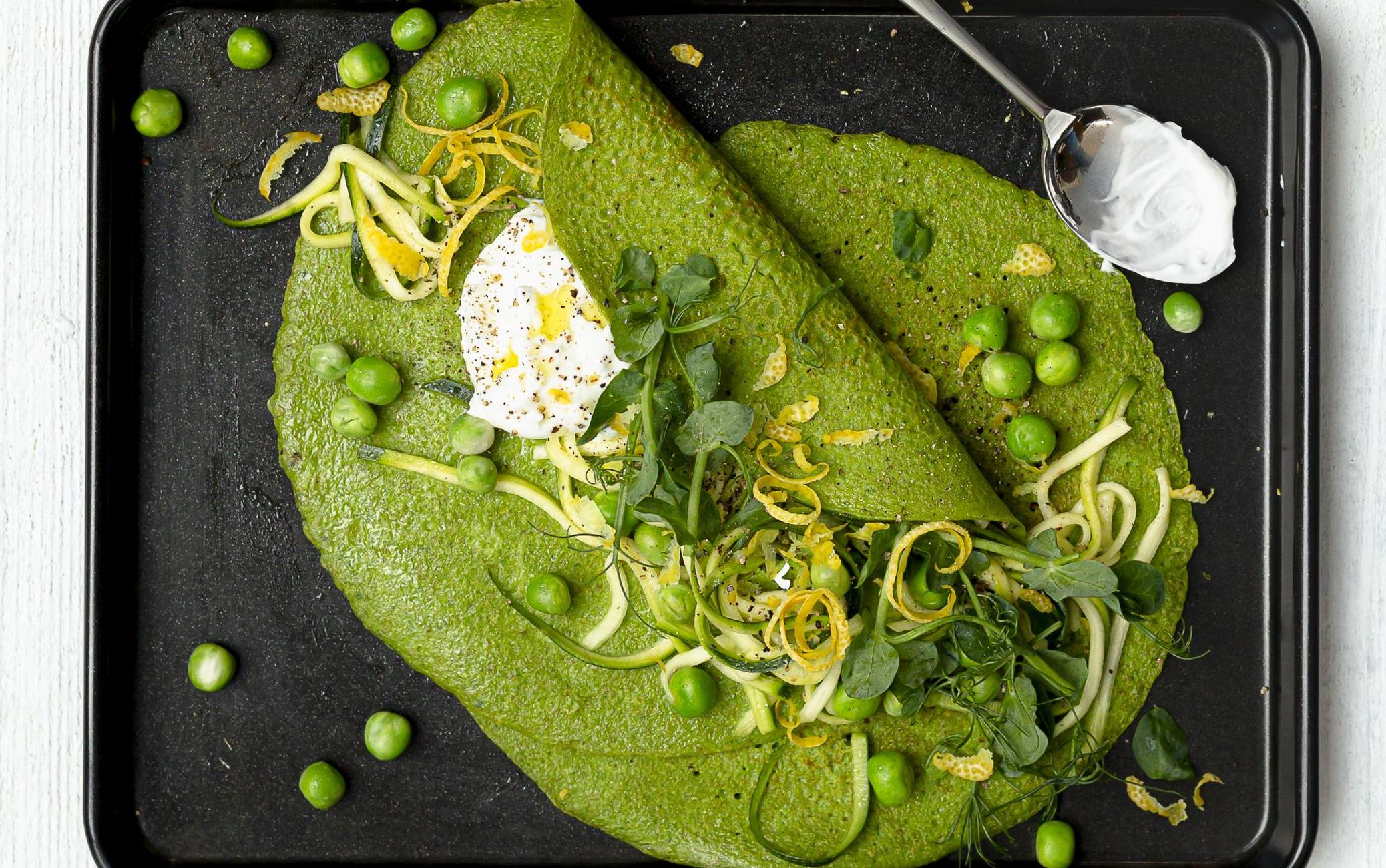 Kelmikad pannkoogid, mis saavad rohelise värvi spinatist ja petersellist. FOTO: Piret Hanson
