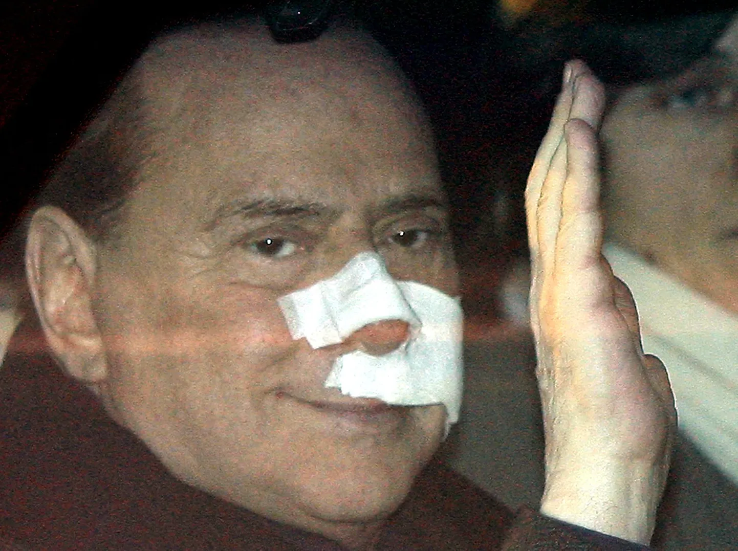 Haiglast naasev Silvio Berlusconi.