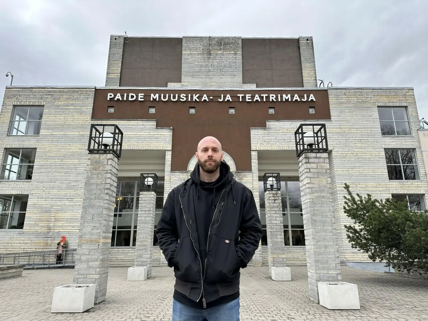 Tuttav lava: püstijalakoomik Mikael Meema on Paides esinenud koos teistega mitu korda. Nüüd astub ta muusika- ja teatrimajas üles soolokavaga «Palderjan». «Sander Õigus soovitas tulla,» avaldab Meema põhjuse, miks tema tuur ka Paidet väisab.