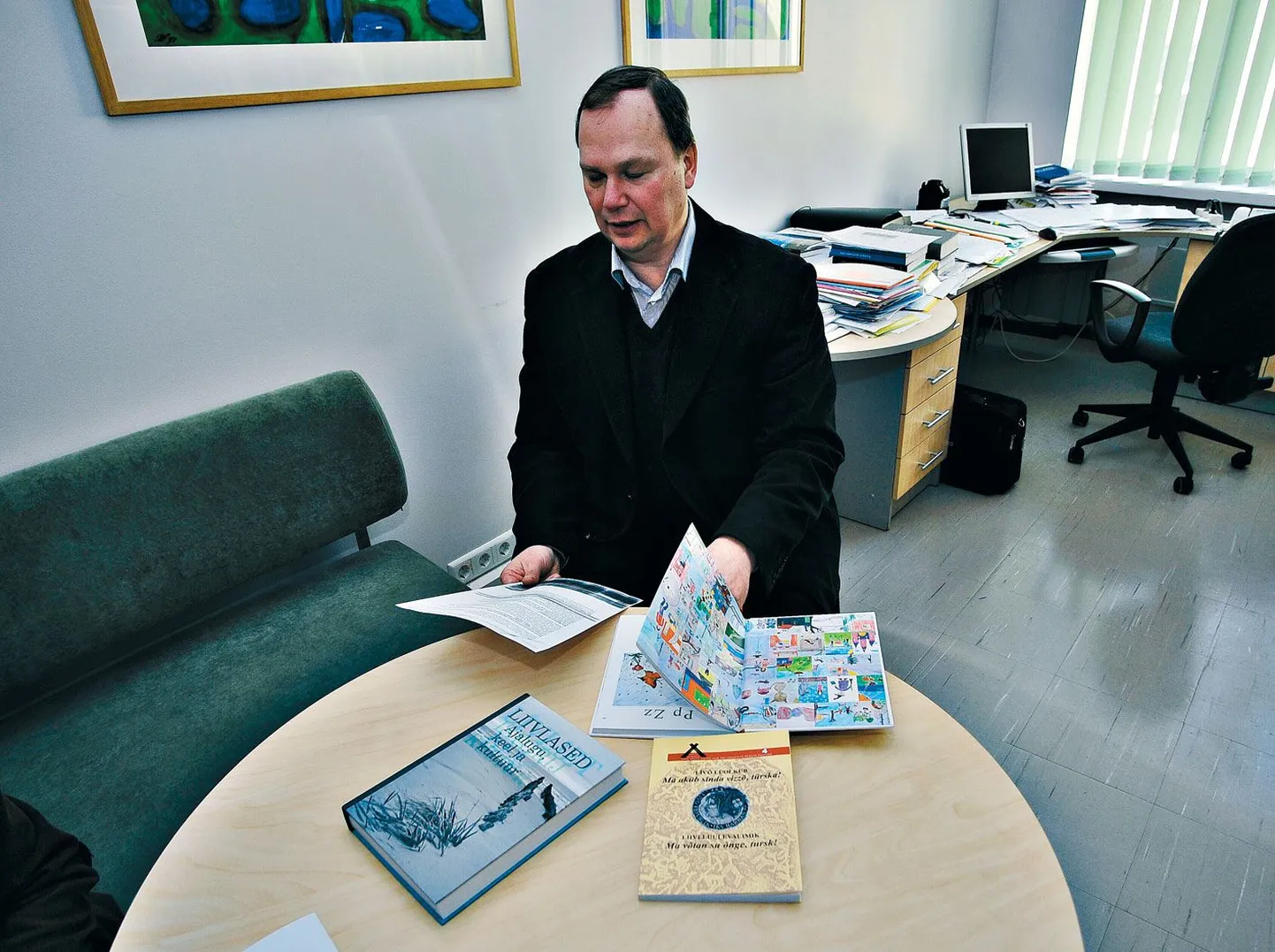 Professor Karl Pajusalu on aabitsa ja lugemiku «Elav sõna»  ning sellega kaasas käiva tõlkevihiku üks toimetajaid. Laual on tema suurel osalusel ilmunud koguteos «Liivlased. Ajalugu, keel ja kultuur» (esiplaanil vasakult) ning liivi luulevalimik «Ma võtan su õnge, tursk!». Need mõlemad on ilmunud mullu.