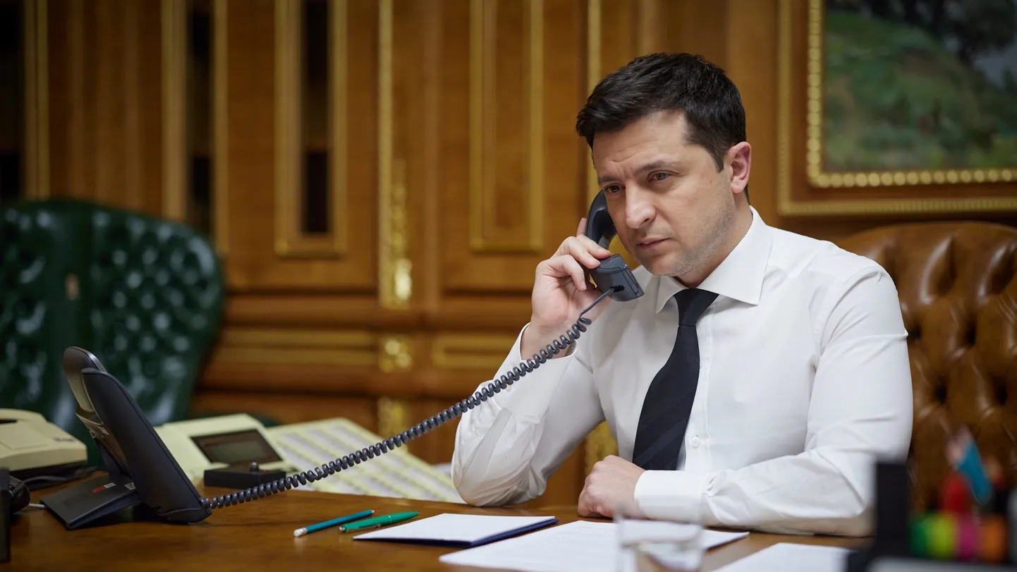 Ukraina president Volodõmõr Zelenskõi pidamas telefonikõne 9. detsembril USA ametivenna Joe Bideniga.