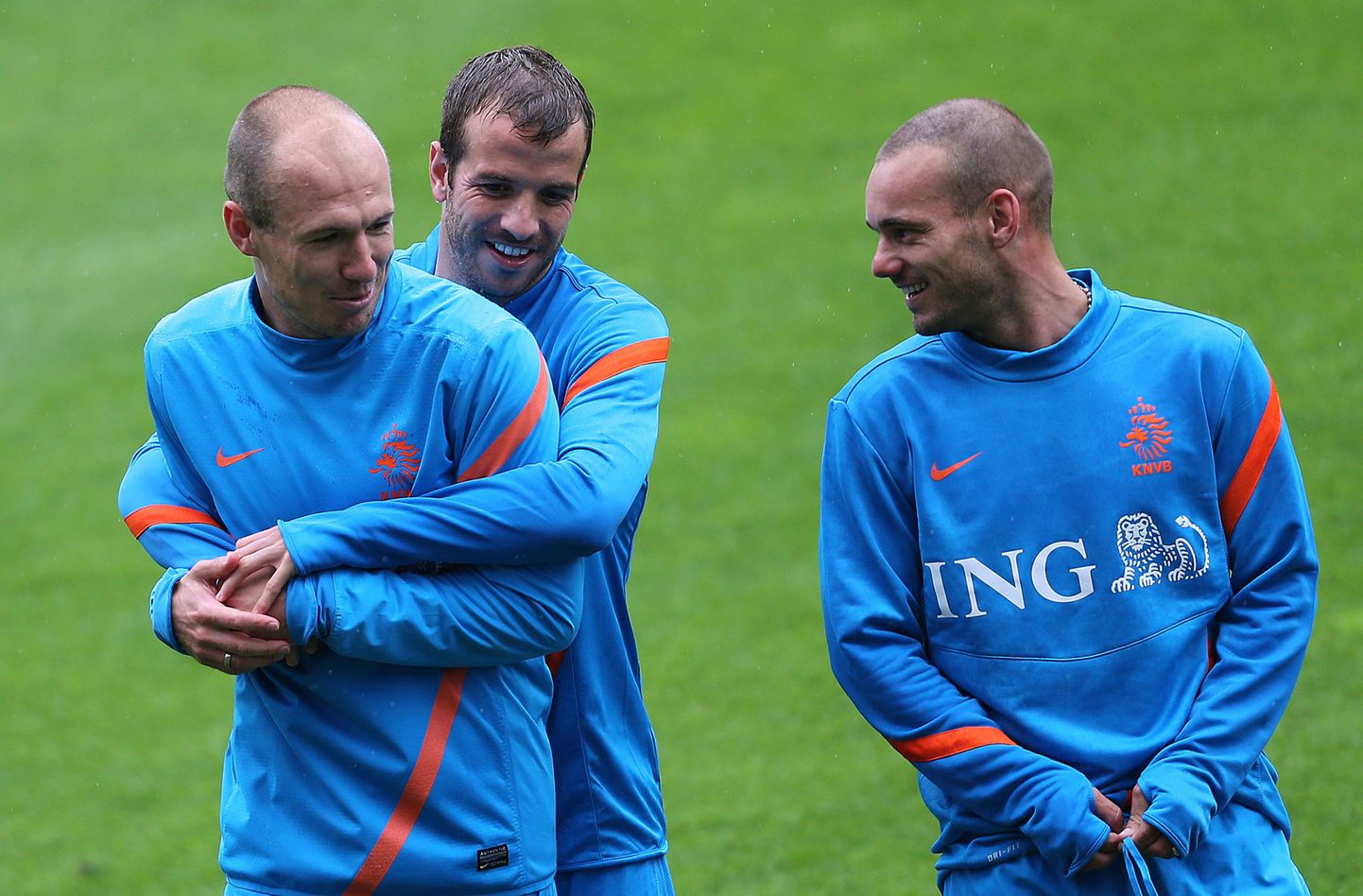 Arjen Robben (vasakul), Rafael Van der Vaart (keskel) ja Wesley Sneijder jäävad Hollandi koondise järgmisest kohtumisest eemale.