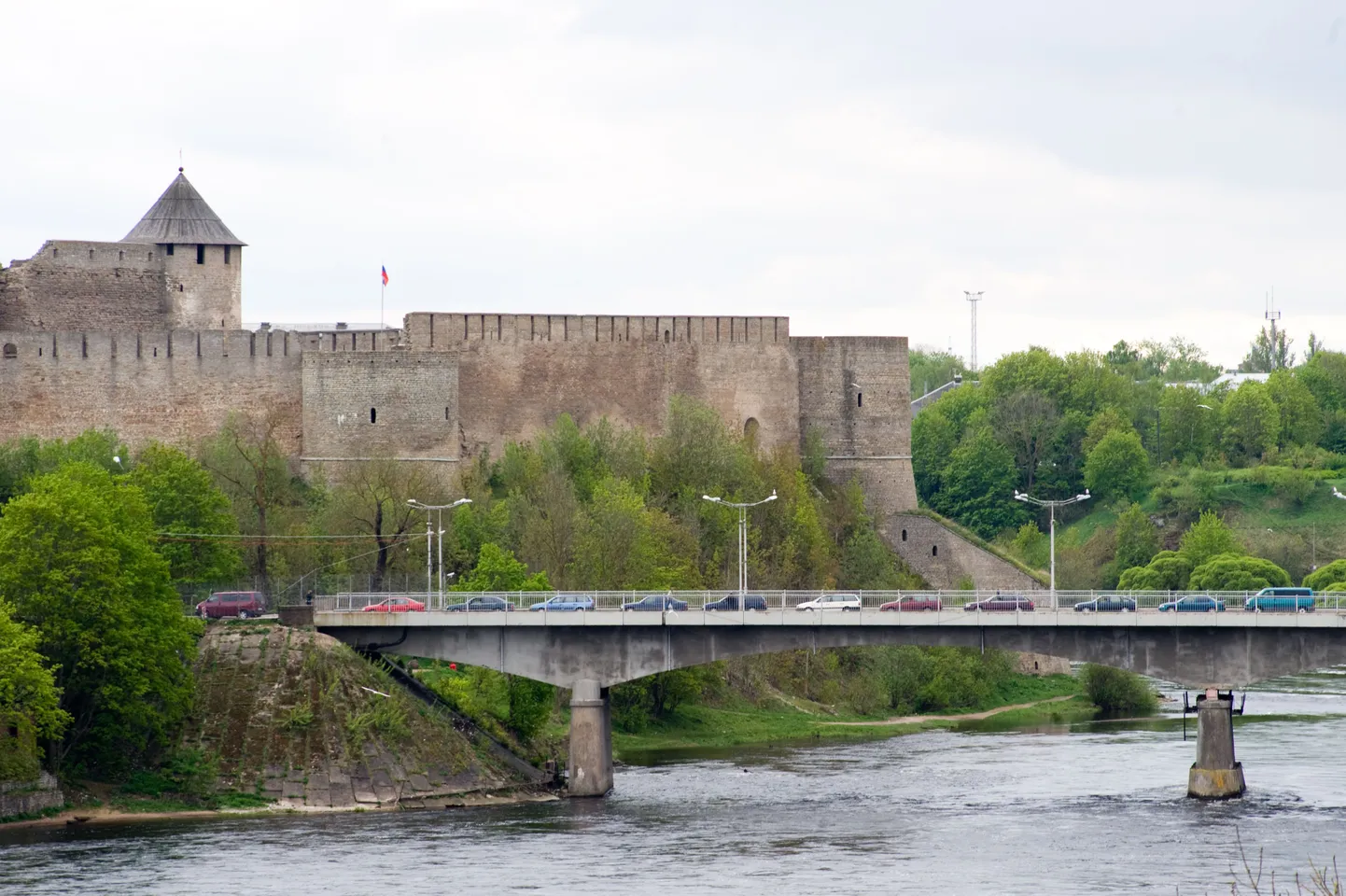 По сценарию «Моста» половинки двух трупов находят на пограничном мосту между Эстонией и Россией, но Эстония запретила съемки на мосту Дружбы, так что его мы в сериале не увидим.