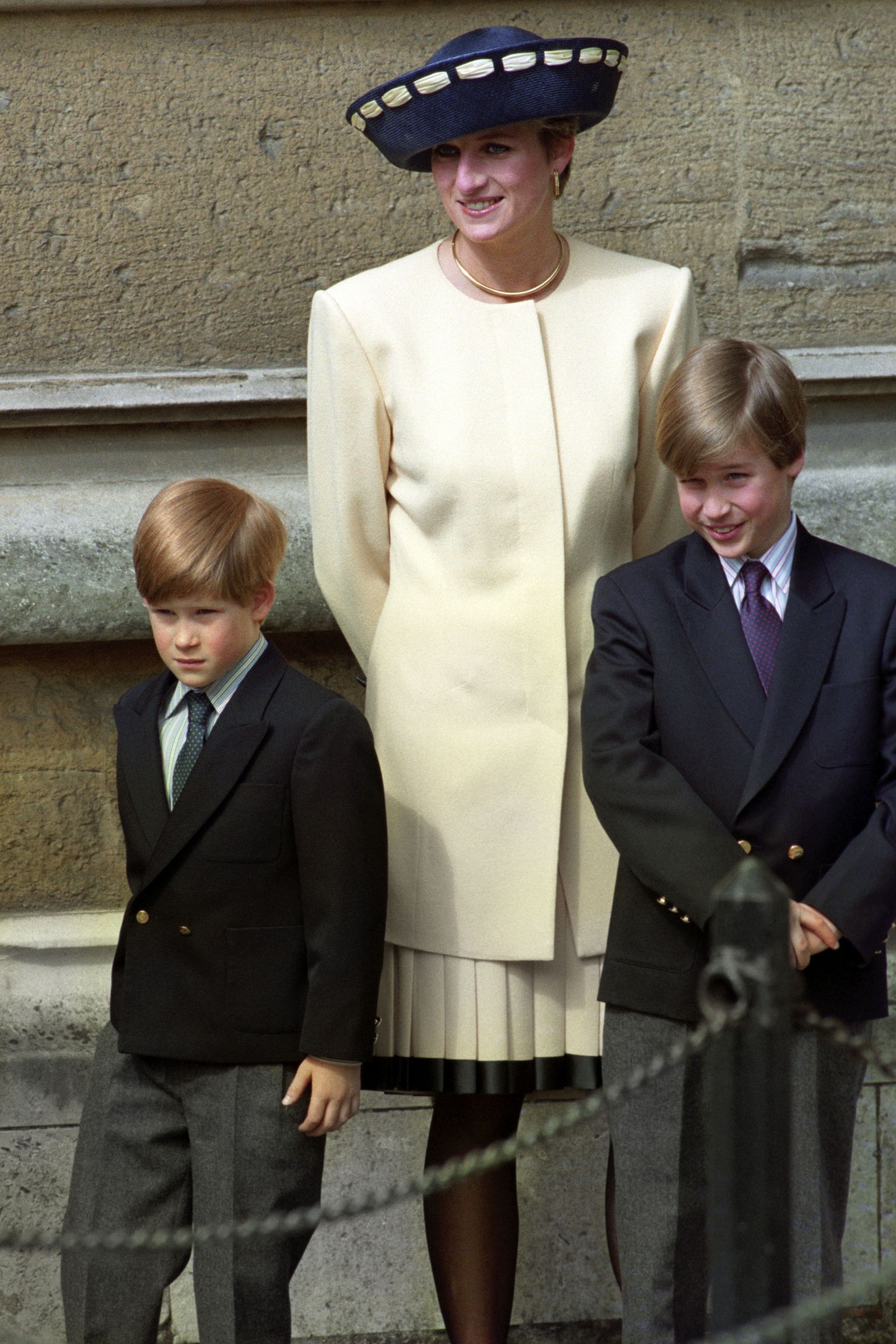 Printsess Diana poegadega 1992. aastal. Prints William paremal ja prints Harry vasakul.