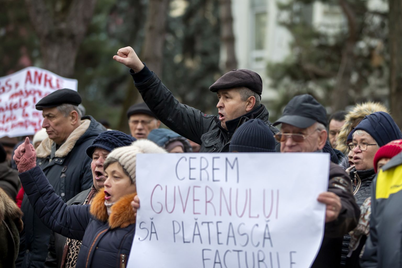 Shori partei toetajad protesteerimas 16. veebruaril 2023. aastal Moldovas Chişinăus parlamendihoone juures. Protestijad süüdistavad valitsust ja presidentuuri majanduskriisi, inflatsiooni ja kiire hinnatõusu osas ning paluvad neil oma arveid maksta.