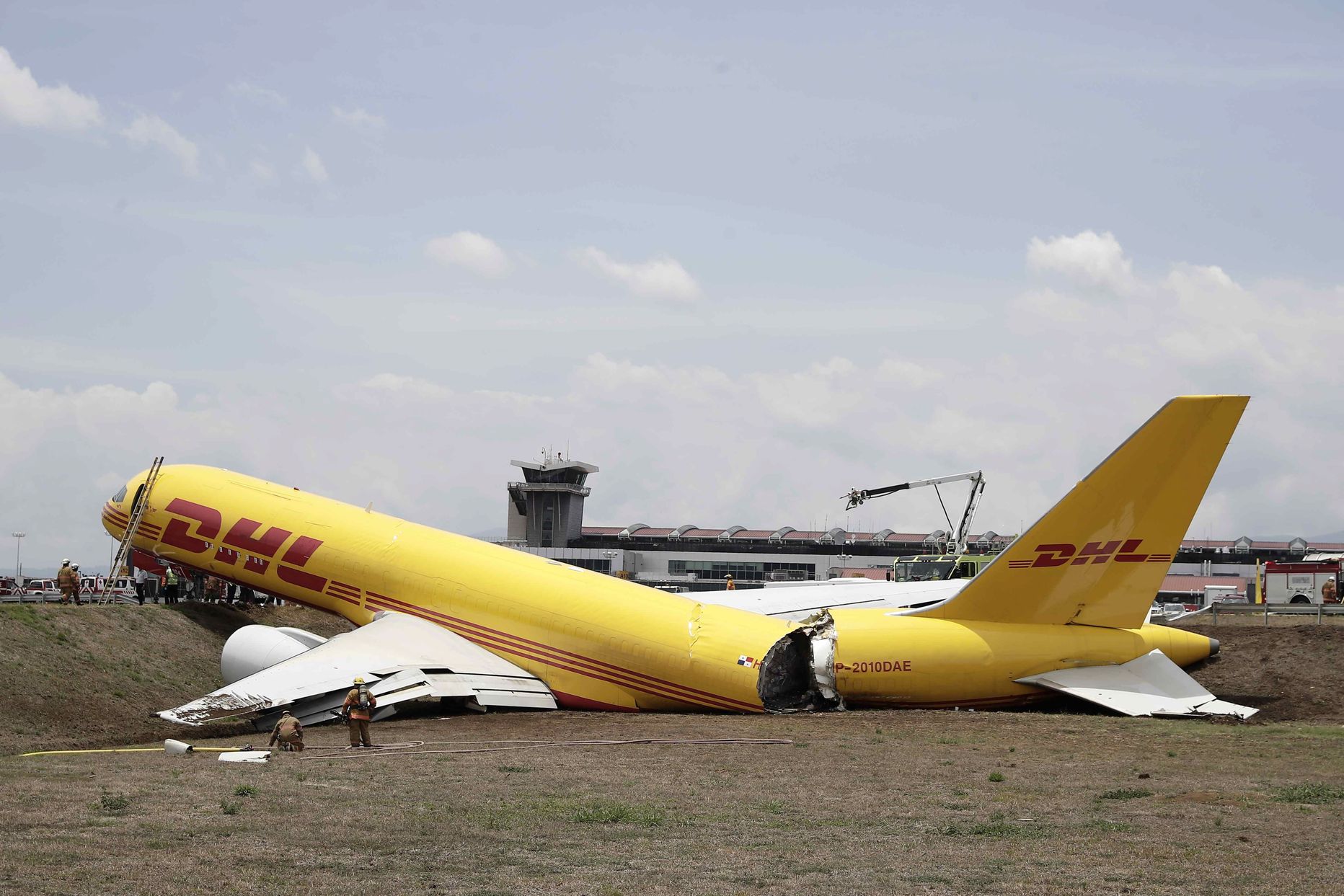 DHL-i lennuk Boeing 757-200 hädamaandus Costa Ricas Juan Santamaria lennuväljal ja murdus kaheks