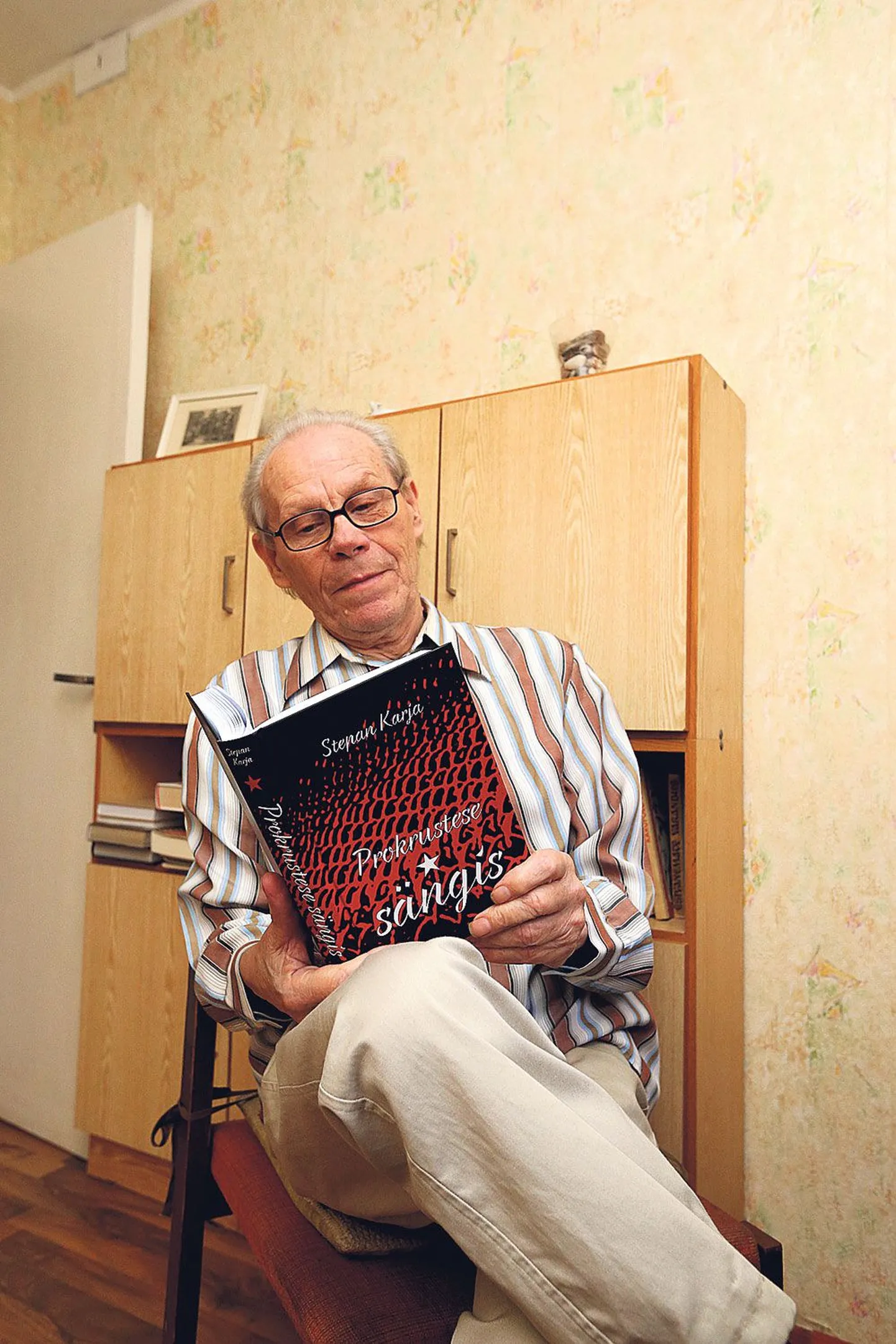 Stepan Karja (80) näitas kodus fotograafile oma esimest raamatut, millesse kirja pandud sekeldustest on tema enda omi 90 protsenti. Esitlus on linnaraamatukogu saalis 12. detsembril kell 15.