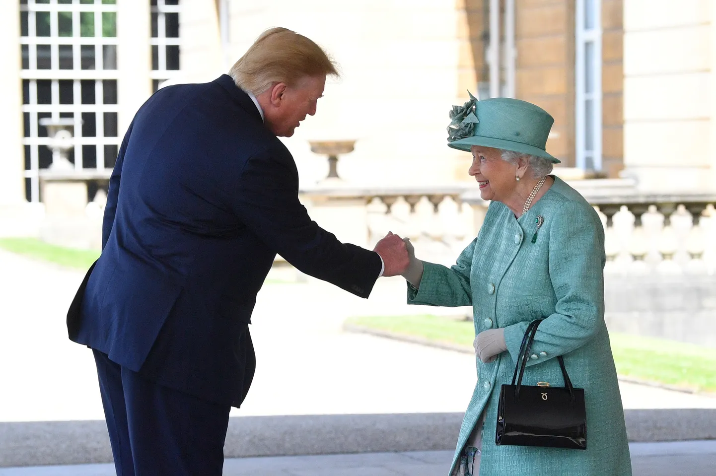 Elizabeth II ja Donald Trump kätlemas