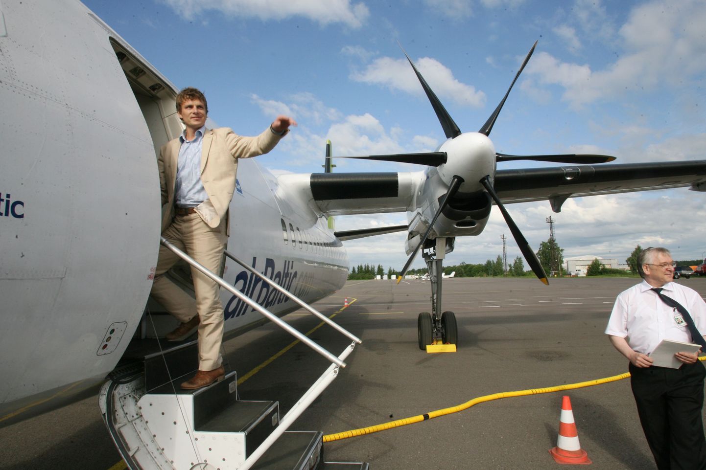 Tartu õhuvärav muutus rahvusvaheliseks tänavu 3. juulil, mil Ülenurmel maandus Air Balticu lennuk. Esimese lennu Riiast Tartusse tegi kaasa ka Air Balticu asepresident Janis Vanags.