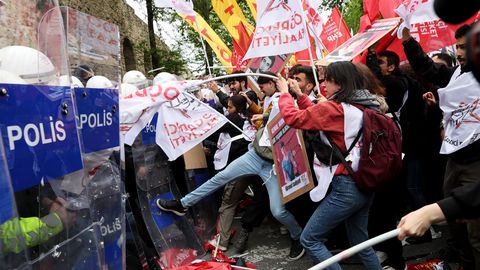 Istanbuli politsei pidas seoses 1. maiga kinni kümneid meeleavaldajaid
