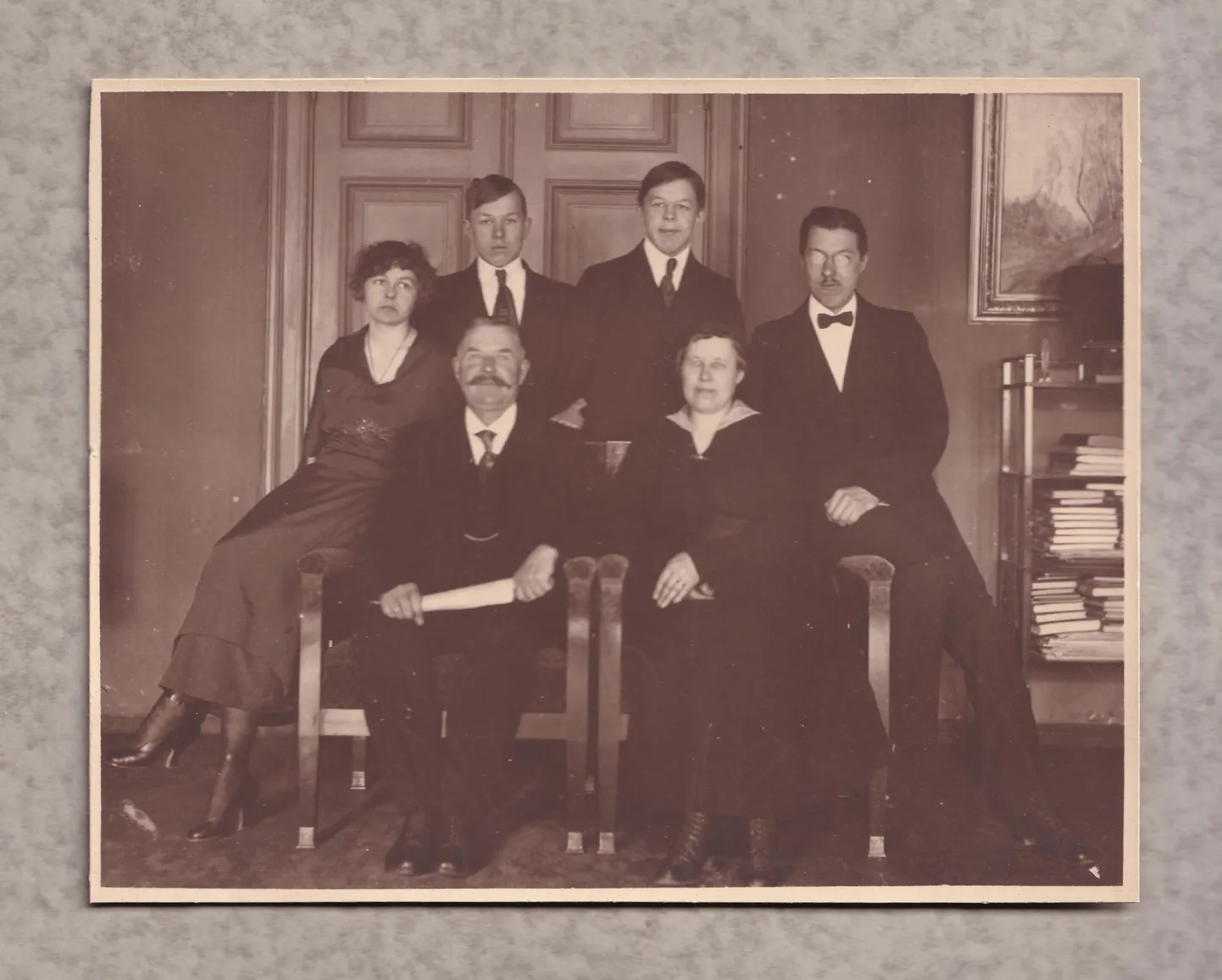 Ilmselt 1920. aastate alguses tehtud perepildil on Jaan ja Johanna Prüüs (ees keskel) ning nende lapsed Amanda (teises reas vasakult), Elmar, Harry ja Arnold.