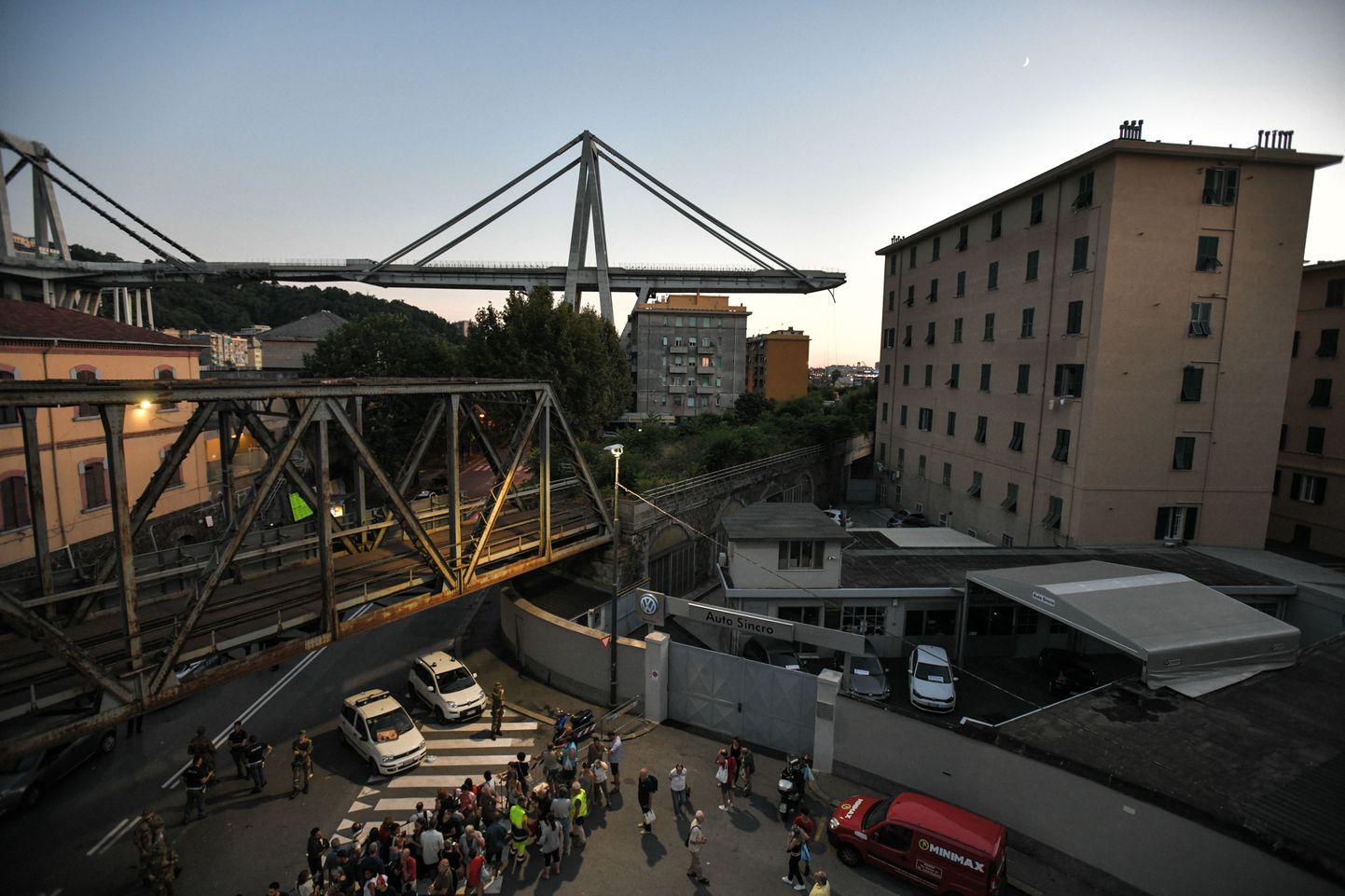 Общий обзор места разрушения моста в Генуе