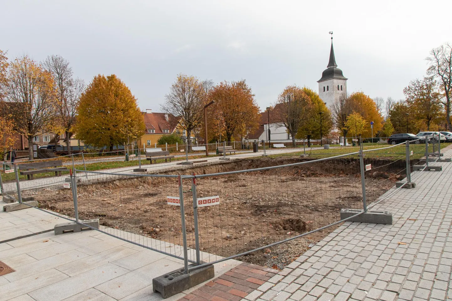 Kuu aega tagasi kaevasid ehitusmehed Vabaduse platsile valmis tulevase monumendi vundamendi augu. Töö jätkamiseks küsitakse aga lisaraha.