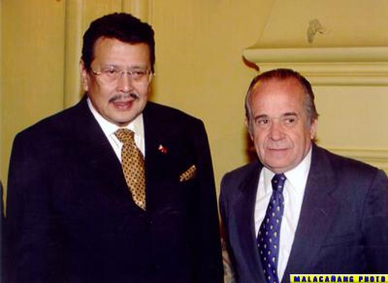 Джозеф Эхерсито Эстрада (слева).