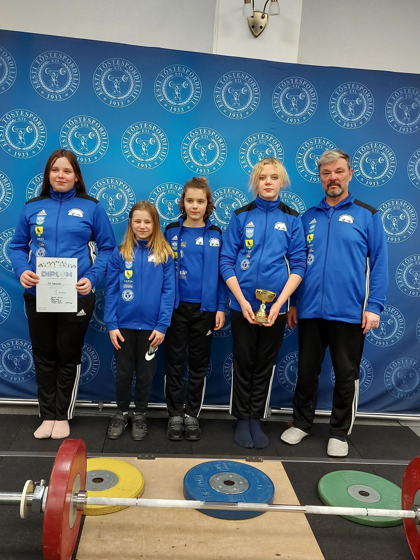 SK Vargamäe tüdrukutest noortõstjad tulid Eesti U13 meistrivõistlustel esimeseks, neid treenib Ahti Uppin (paremal).